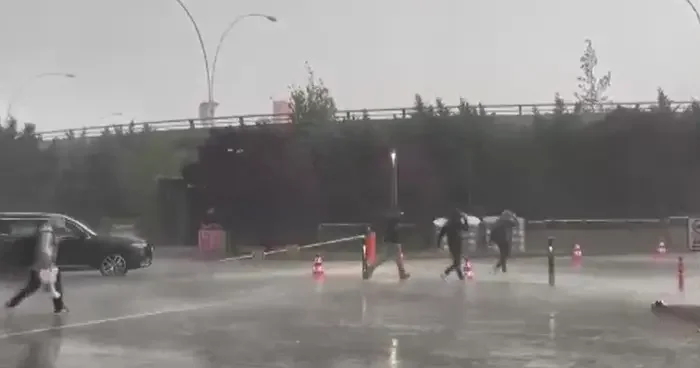 Ankara da sağanak yağış hayatı olumsuz etkiledi