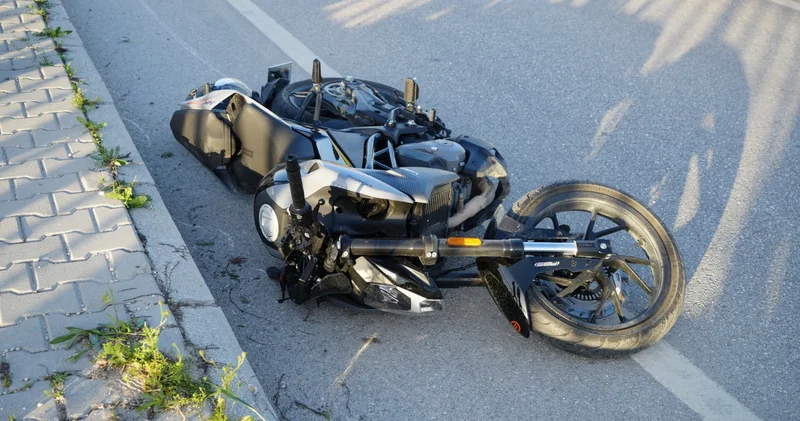 Motosiklet trafik levhasına çarptı: Biri ağır iki yaralı!