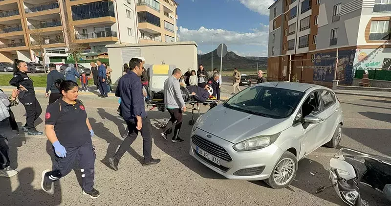 Sivas ta otomobil ile motosiklet çarpıştı; polis memuru yaralandı