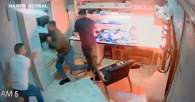 Cep telefonu bataryasının patlaması güvenlik kamerasında