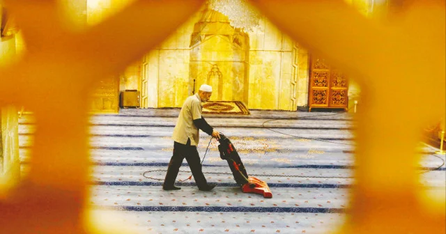 Tarihi Ulu Cami yi gönüllü olarak evi gibi temizliyor Gündem Haberleri