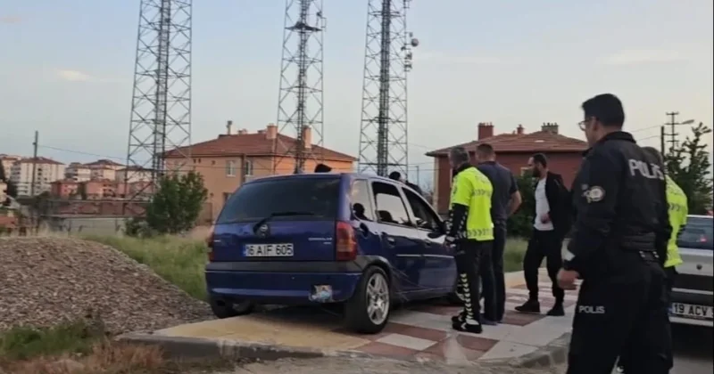 Çorum da dur ihtarına uymayarak kaçan sürücü kaldırıma çıktı Sözcü Gazetesi