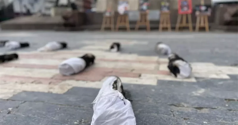 Öğretim görevlisinden Ankara da kefenli Gazze protestosu