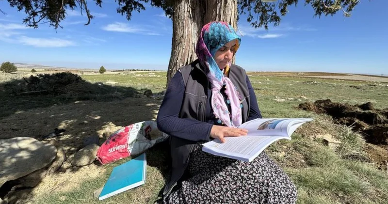 Hem tek başına çiftçilik yapıyor hem de derslerine çalışıyor