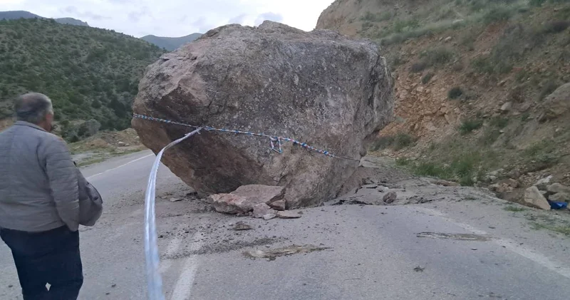 Ardahan da faciadan dönüldü: Dev kaya parçası yola düştü