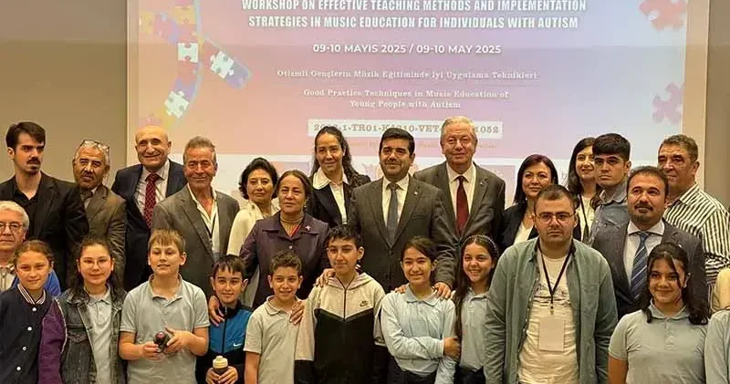 Otizmli bireylerin, melodinin iyileştirici gücünden faydalanmasını destekliyoruz