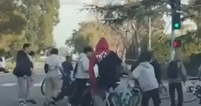 Tepkilere neden olan görüntüler! Sokak ortasında 30 kişilik bisikletli çete tekme tokat saldırdı