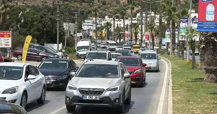 Tatilciler yola çıktı! Dönüş yoğunluğu başladı! 15 binden fazla araç şehri terk etti