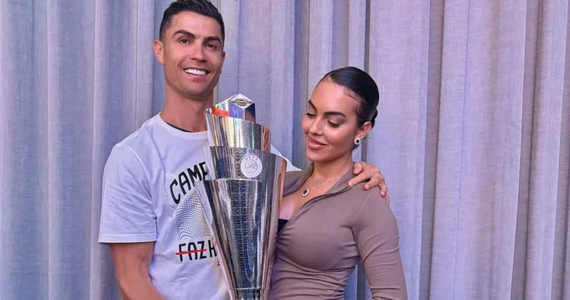 Cristiano Ronaldo dan hem kupa hem aşk pozu Magazin haberleri
