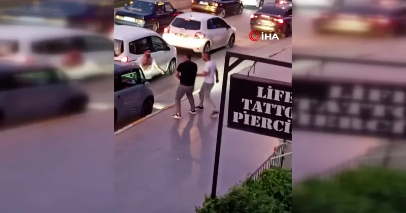Cadde ortasında kemerli bıçaklı kavga: 1 yaralı