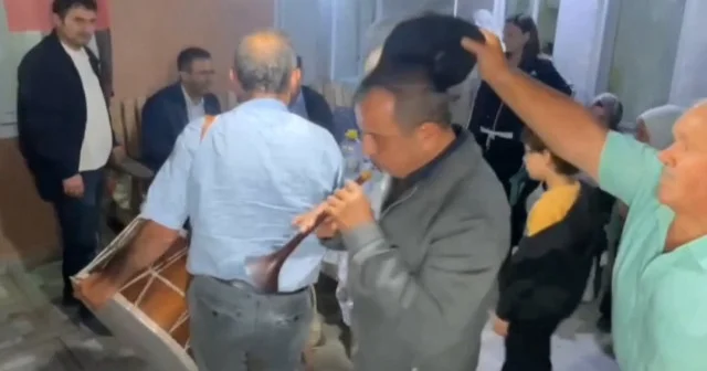 Bartın’da bir asırdır süren bayram geleneği: Davul zurna eşliğinde kapı kapı dolaştılar VİDEO İZLE