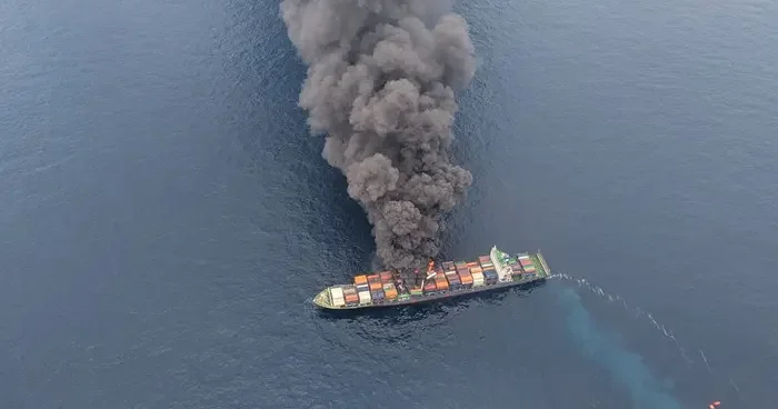 Yük gemisinde patlama! Mürettebat korkudan denize atladı