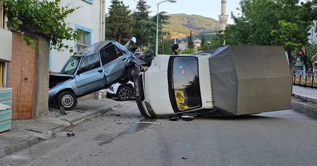 Park halindeki otomobile çarpıp devrilen kamyonetin sürücüsü yaralandı Kastamonu Haberleri