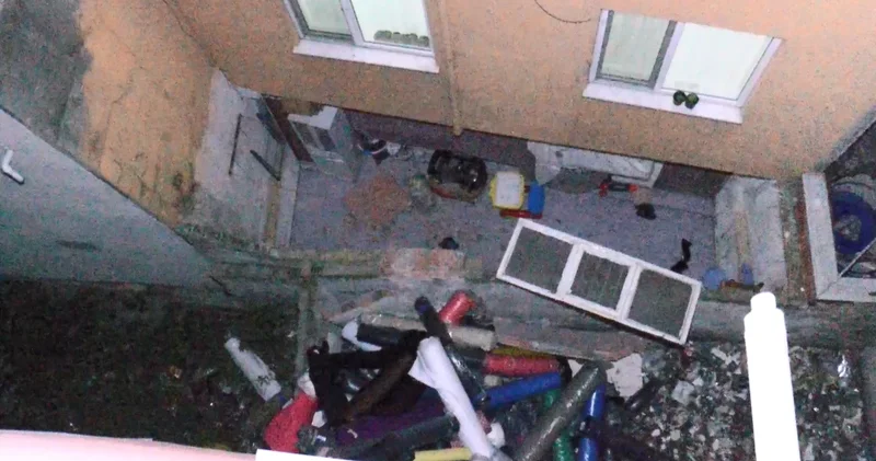 İstanbul da bir apartmanın bodrum katının duvarı kısmen yıkıldı