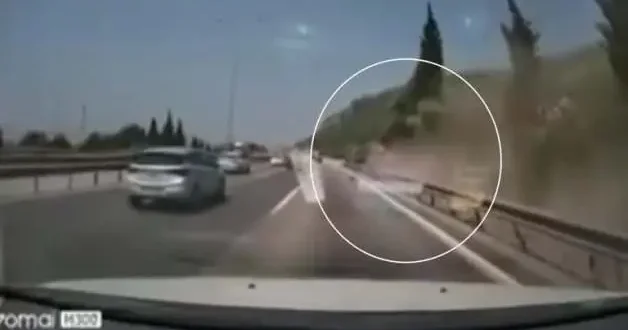 Otobanda kontrolden çıkan araç bariyerlere çarptı! O anlar araç kamerasına böyle yansıdı