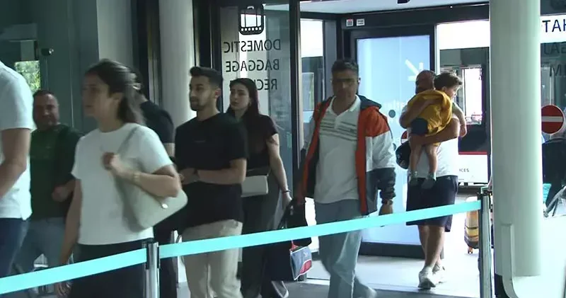 Tatil dönüşleri başladı; havalimanlarında uçuş ve yolcu yoğunluğu yaşanıyor