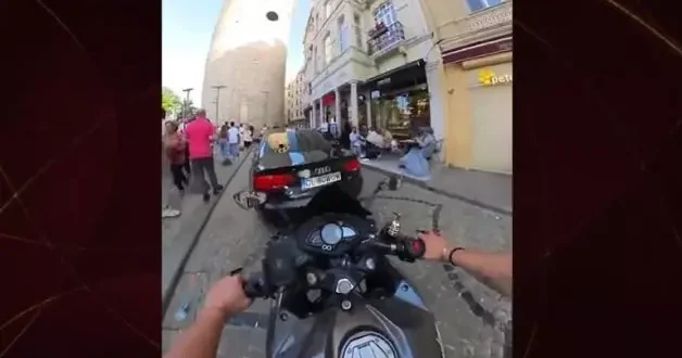 Galata Köprüsü nde fotoğraf çekebilmek için trafiği durdurdu