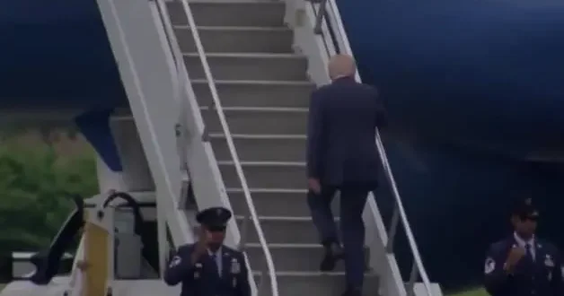 Trump uçağa binerken düştü: O anlar dünya gündemine oturdu!