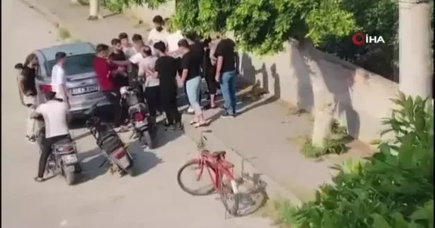 Bayram günü 17 kişilik grup bir anda kavgaya başladı! O anlar kamerada