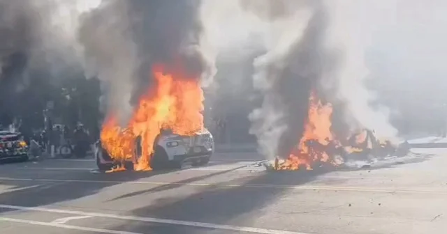 Protestocular Los Angeles sokaklarında sürücüsüz taksileri ateşe vermeye başladı VİDEO İZLE