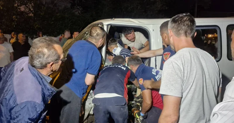 Tokat ta feci kaza: Sürücü araçta sıkıştı