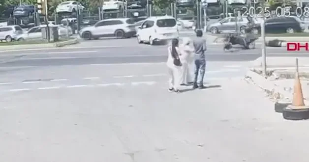 Kontrolsüz dönüş yapan arac kazaya neden oldu! Motorize polis ekibi kazadan kaçamadı