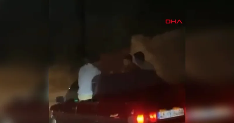 Otomobil penceresinden sarkarak yolculuk