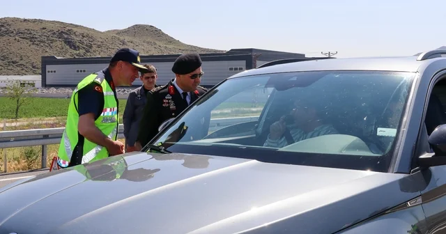 Kayseri de jandarma, sürücü ve yolculara çikolata ikram etti Kayseri Haberleri