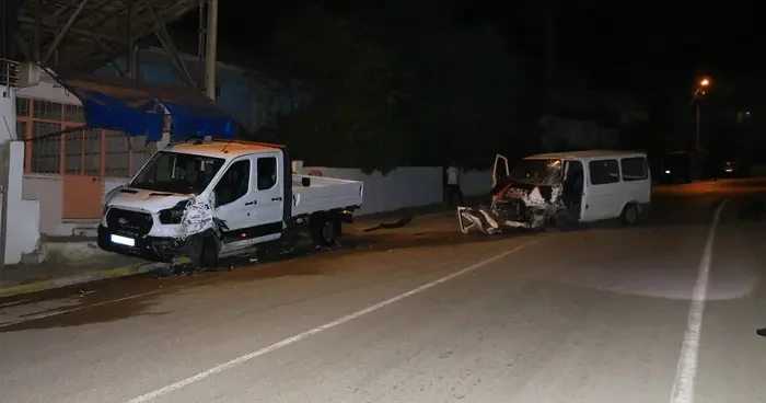 Kamyonete çarpan minibüsün şoförü böyle kurtarıldı