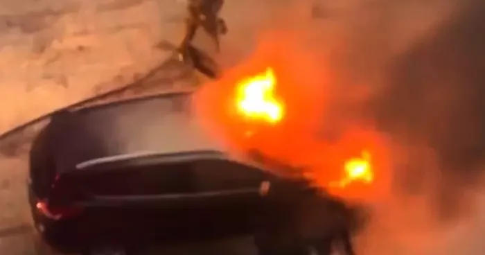 Avcılarda seyir halindeki cip alevlere teslim oldu! Müdahalelere rağmen yangın büyüdü