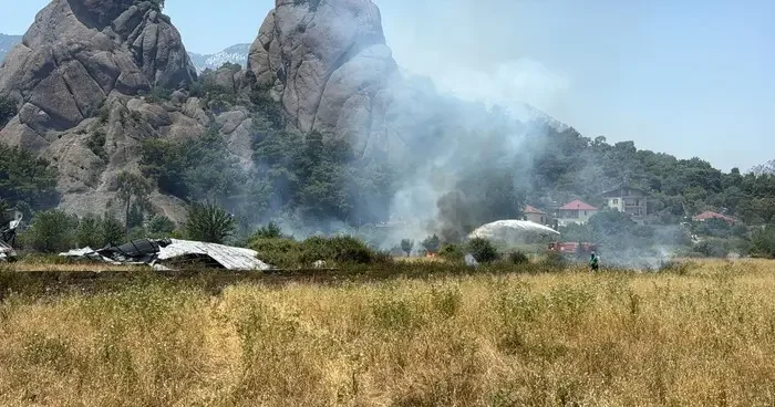 Kemer de çalılık alanda yangın