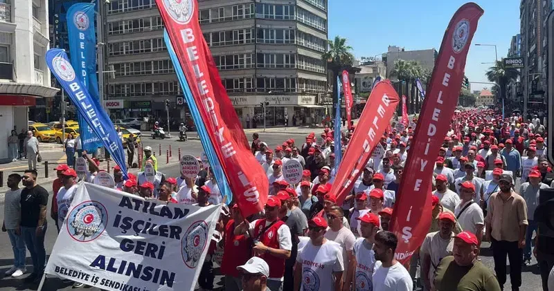 İzmir de Belediye İş Sendikası üyeleri, işten çıkarılan işçiler için yürüdü