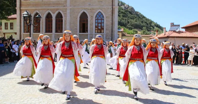 Nasreddin Hoca Şenliği, halk dansları gösterilerine sahne oldu