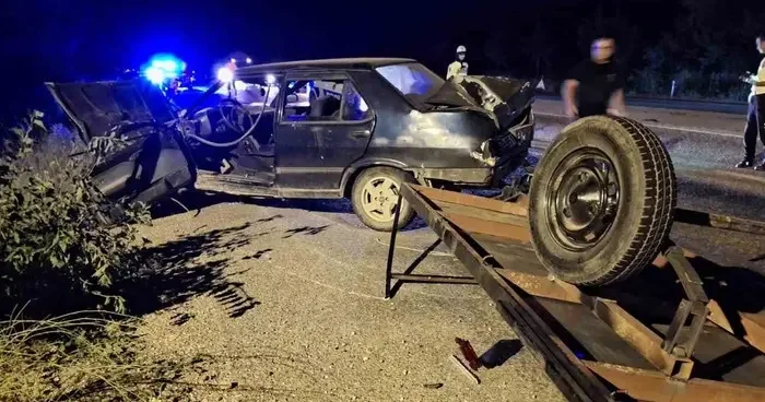 Tofaş’ın arkasına bağlanan aydınlatmasız römork kazaya neden oldu: 2 yaralı!