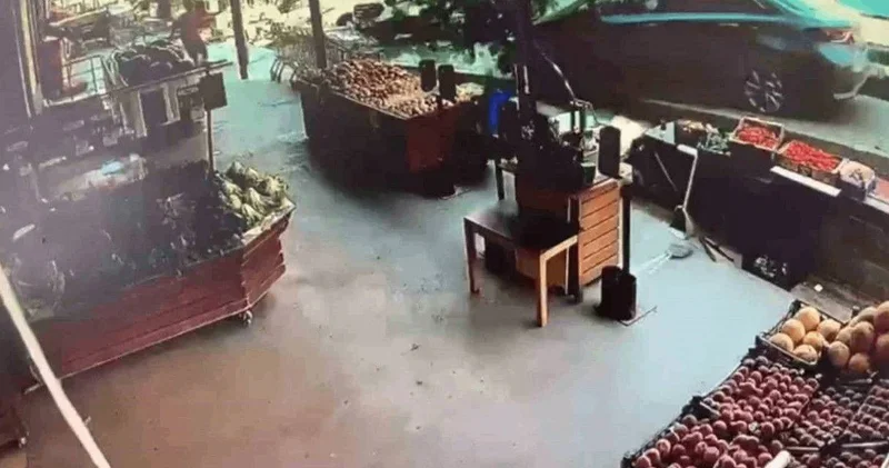Eyüpsultan da korkunç anlar: Otomobil market önündeki çalışanı savurdu