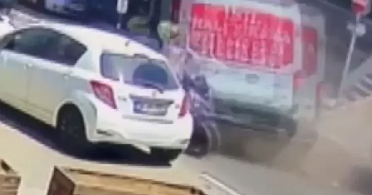 Motosiklet sürücüsünün ayağının koptuğu kaza kamerada... Ara sokaktan gelen kamyonet felakete neden oldu