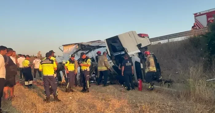 Kuzey Marmara Otoyolu nda feci kaza! Devrilen tırdaki 2 kişi hayatını kaybetti