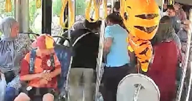 Otobüs şoföründen hayat kurtaran Heimlich manevrası VİDEO İZLE