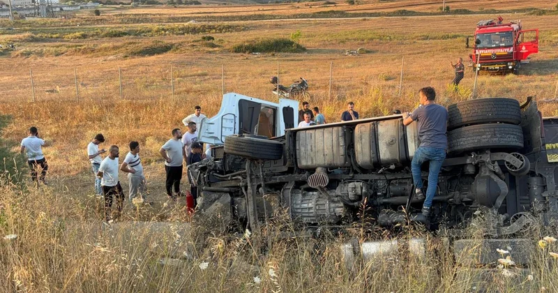 Kuzey Marmara Otoyolu nda tır şarampole devrildi: 2 ölü