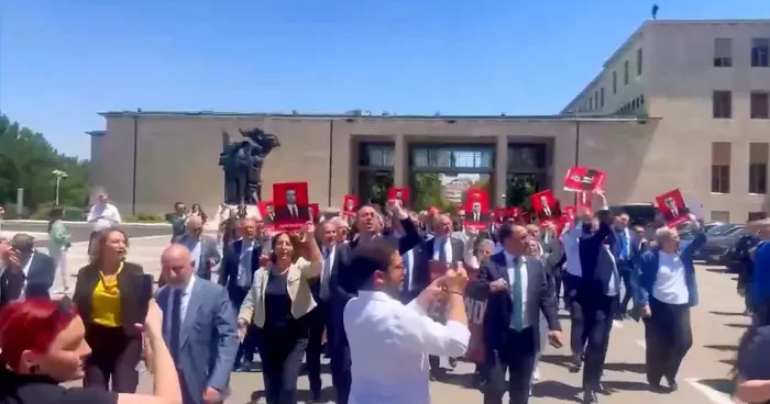 CHP grubu Adalet Bakanlığı na yürüdü! Attıkları sloganlara AK Partili milletvekilleri karşılık verdi