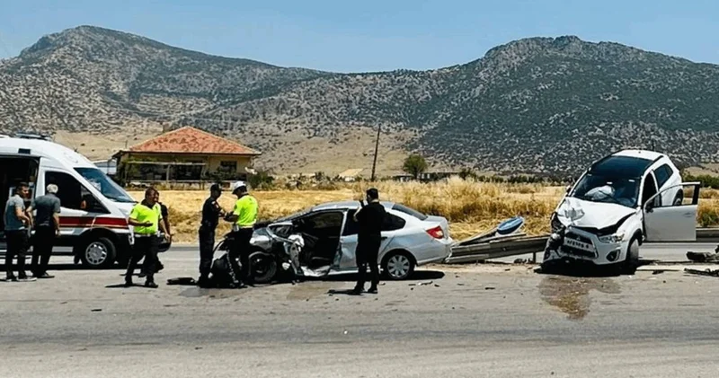 Burdur’da iki otomobil kafa kafaya çarpıştı: 2 si çocuk ve 3 yetişkin yaralandı