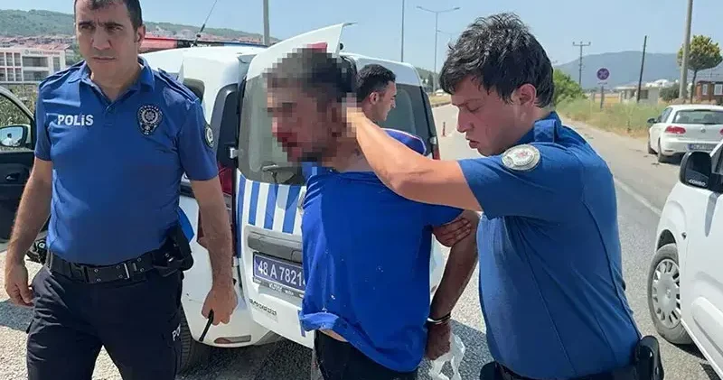 ‘Dur’ ihtarından kaçarken 4 polis aracına çarptı, lastiklerine ateş edilerek durduruldu