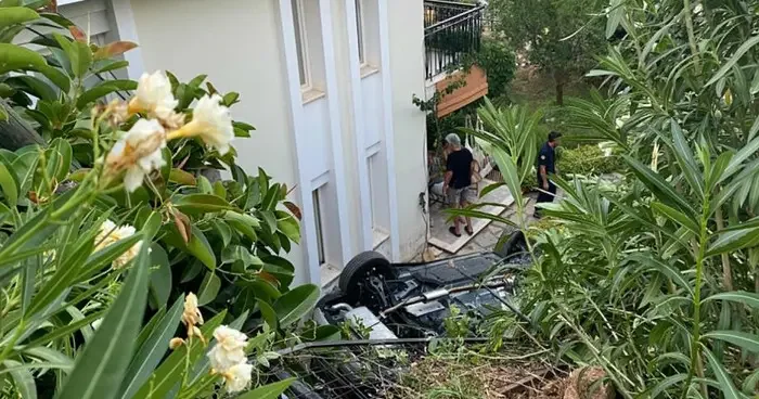 Marmaris’te otomobil evin bahçesine uçtu: 1 ölü, 4 yaralı