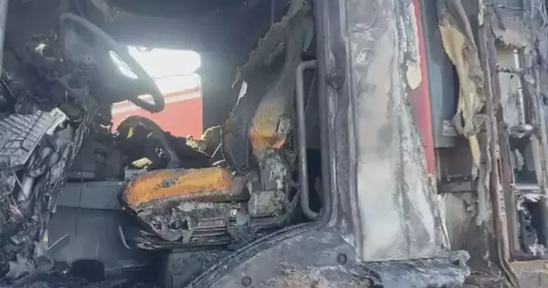 Silivri de otluk alandaki yangına müdahale sırasında itfaiye aracı yandı: 1 itfaiyeci yaralandı
