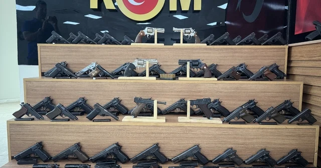 Şanlıurfa da otomobilin motor kısmında 65 tabanca ele geçirildi Şanlıurfa Haberleri