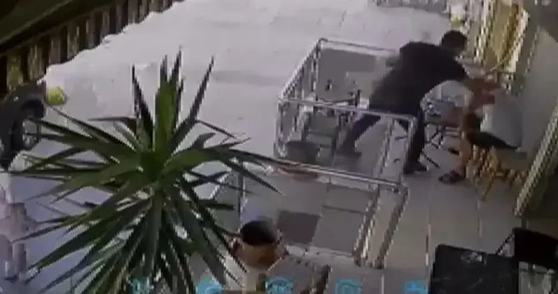 Küçükçekmece de borçlusunu gördü, silah kabzesiyle başına vurup telefonunu çaldı