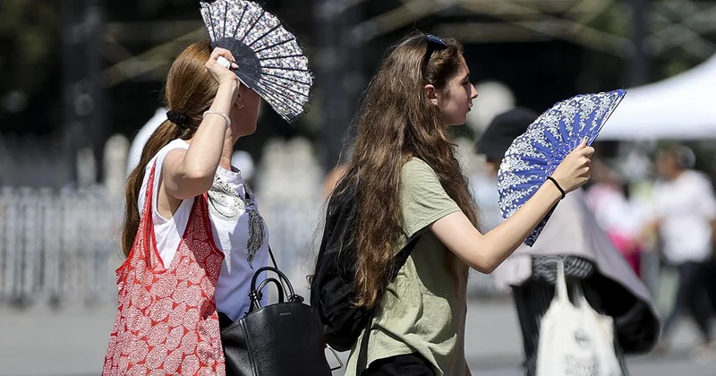 İstanbul da sıcaktan bunalanlar sahil ve parklarda vakit geçirdi