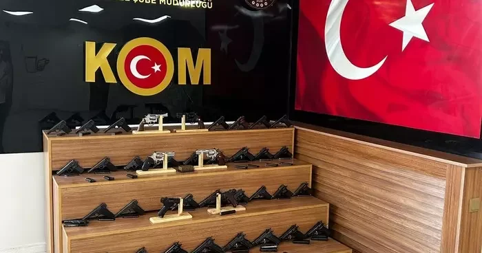 Araba değil cephanelik! Durdurulan araçta 65 ruhsatsız silah bulundu
