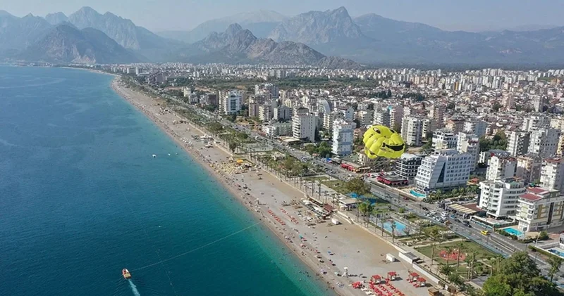 Antalya da deniz suyu hava kadar sıcak