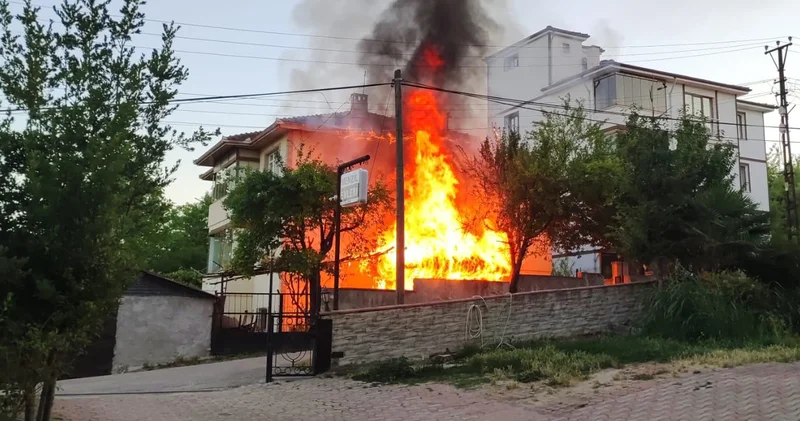 Facianın eşiğinden dönüldü! 3 katlı ev alev alev yandı